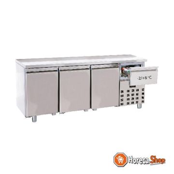 700 refrigerated counter 3 doors