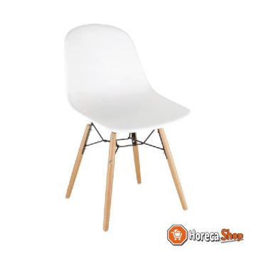 Weiße stühle aus polypropylen mit holzbeinen