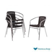 Schwarzer stuhl aus aluminium und rattan